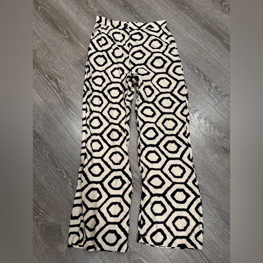 Sincerely Jules Black and Cream Patterned Pants size M